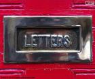 Γραμματοκιβώτιο σε μια κόκκινη πόρτα